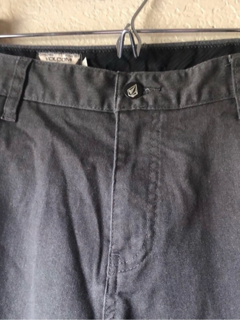 Volcom Shorts Men’s Black Flat Front Casual Classic Preppy Summer Shorts Size 30 - Picture 3 of 13